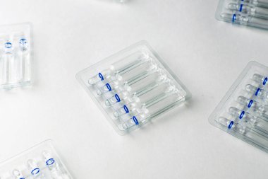 Beyaz arka planda cam ampullü plastik şeffaf kaplar. Yüksek kalite fotoğraf