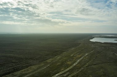Bozkır sonbahar manzarasında bulutlu bir göl. Yüksek kalite fotoğraf