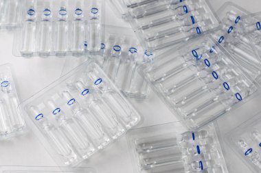 Beyaz arka planda cam ampullü plastik şeffaf kaplar. Yüksek kalite fotoğraf