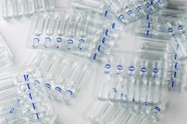 Beyaz arka planda cam ampullü plastik şeffaf kaplar. Yüksek kalite fotoğraf