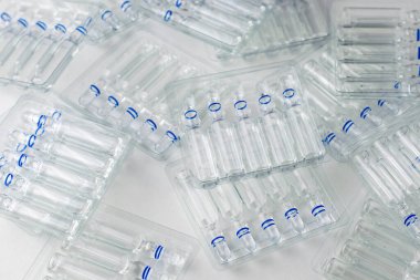Beyaz arka planda cam ampullü plastik şeffaf kaplar. Yüksek kalite fotoğraf