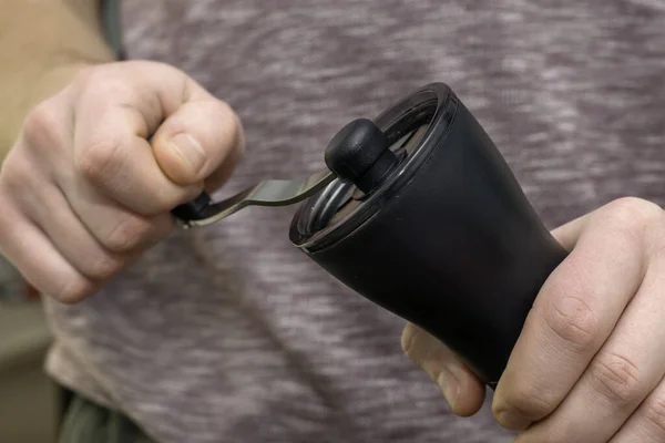 Mężczyzna Mieli Ziarna Kawy Ręcznym Szlifierce Kawy Zbliżenie Wysokiej Jakości — Zdjęcie stockowe
