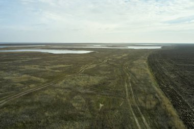 Bozkır sonbahar manzarasında bulutlu bir göl. Yüksek kalite fotoğraf