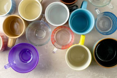 Masanın üzerinde farklı şekil ve boyutlarda boş kupalar var. Yüksek kalite fotoğraf