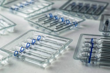 Beyaz arka planda cam ampullü plastik şeffaf kaplar. Yüksek kalite fotoğraf