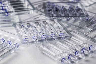 Beyaz arka planda cam ampullü plastik şeffaf kaplar. Yüksek kalite fotoğraf