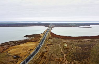 Asfalt yol ve bir göl üzerinde köprü bozkır fotoğrafında dörtgen bir manzaradan. Yüksek kalite fotoğraf