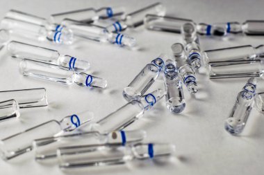 Beyaz arka planda ilaçlı ampuller var. Yüksek kalite fotoğraf