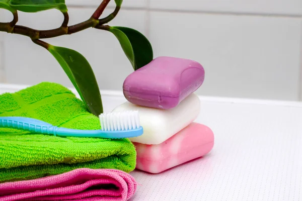 Stack Towels Soap Toothbrush Houseplant Bathroom Table High Quality Photo — Stock Photo, Image