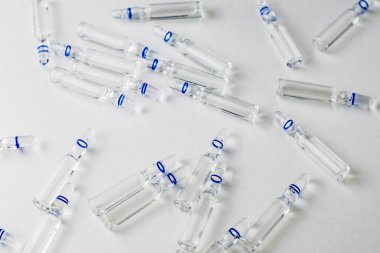 Beyaz arka planda ilaçlı ampuller var. Yüksek kalite fotoğraf