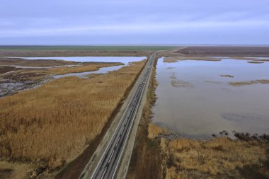 Asfalt yol ve bir göl üzerinde köprü bozkır fotoğrafında dörtgen bir manzaradan. Yüksek kalite fotoğraf