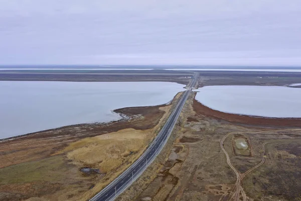 Asfalt yol ve bir göl üzerinde köprü bozkır fotoğrafında dörtgen bir manzaradan. Yüksek kalite fotoğraf