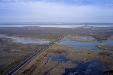 Asfalt yol ve bir göl üzerinde köprü bozkır fotoğrafında dörtgen bir manzaradan. Yüksek kalite fotoğraf