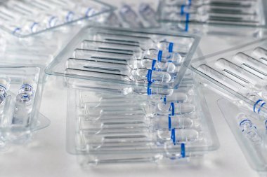 Beyaz arka planda cam ampullü plastik şeffaf kaplar. Yüksek kalite fotoğraf
