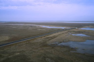 Asfalt yol ve bir göl üzerinde köprü bozkır fotoğrafında dörtgen bir manzaradan. Yüksek kalite fotoğraf