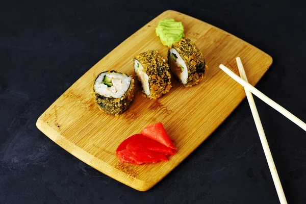 Sushi Dan Gulungan Papan Kayu Dengan Tongkat Wasabi Dan Jahe — Stok Foto