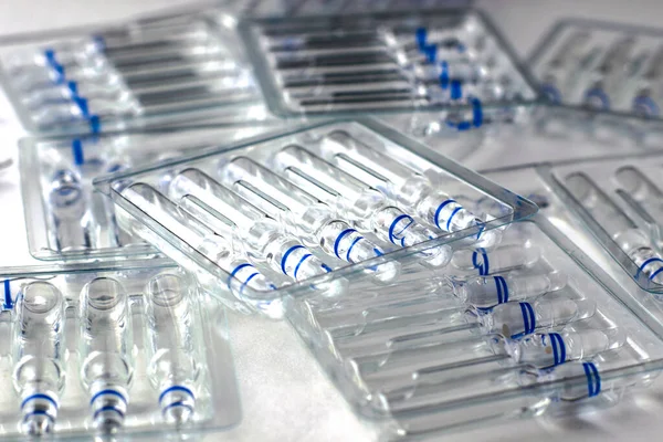 Recipientes Plástico Transparente Con Ampollas Vidrio Sobre Fondo Blanco Foto — Foto de Stock
