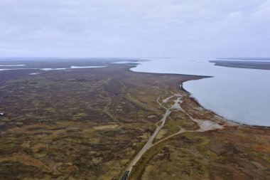 Bozkır düzlüklerinde, tarlaların ortasında bir göl. Yüksek kalite fotoğraf