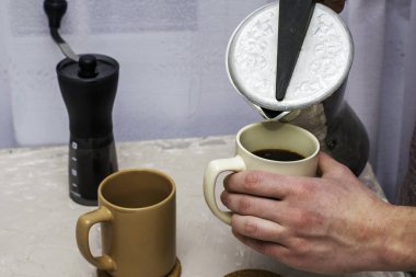 Bir adam gayzerden bardağa kahve dolduruyor. Yüksek kalite fotoğraf