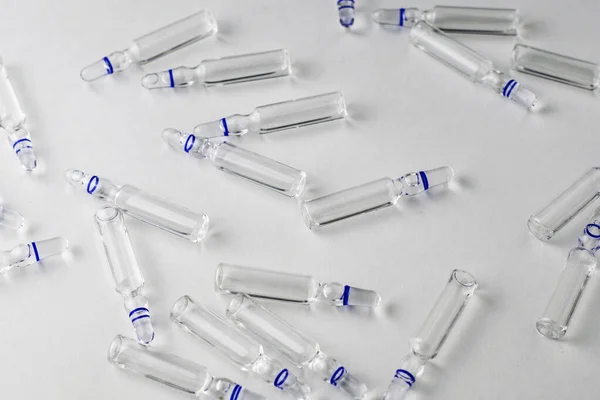 Ampolas Deitadas Aleatoriamente Com Medicamentos Fundo Branco Foto Alta Qualidade — Fotografia de Stock