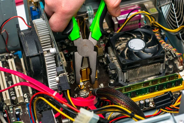 Master Pliers His Hand Repairs Old Dusty Computer High Quality — Stock Photo, Image