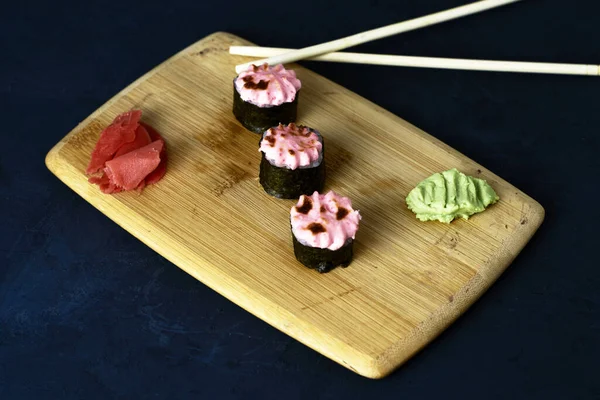 Sushi Rolky Dřevěné Desce Wasabi Tyčinkami Zázvorem Kvalitní Fotografie — Stock fotografie
