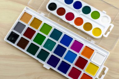 Masa yüzeyinde suluboya boya boya olan kaplar. Yüksek kalite fotoğraf