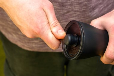 Bir insan kahve öğütücüsünde kahve öğütürse kahve öğütücüsüne sapını takar. Yüksek kalite fotoğraf