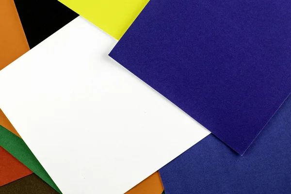 Fundo abstrato multicolor feito de folhas de papel coloridas — Fotografia de Stock