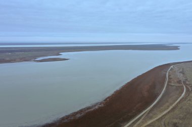 Bozkır düzlüklerinde, tarlaların ortasında bir göl. Yüksek kalite fotoğraf