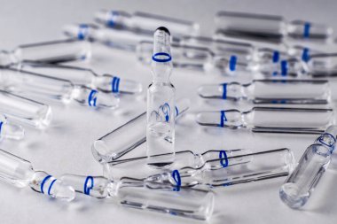 Rastgele uzanan ve ayakta duran ampuller beyaz arka planda ilaçlarla. Yüksek kalite fotoğraf