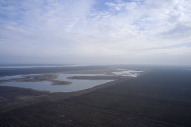 Bozkır düzlüklerinde, tarlaların ortasında bir göl. Yüksek kalite fotoğraf