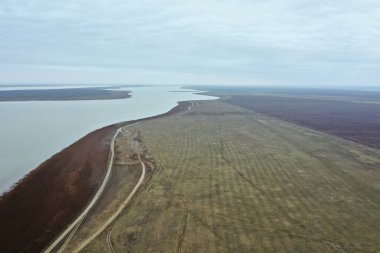 Bozkır düzlüklerinde, tarlaların ortasında bir göl. Yüksek kalite fotoğraf