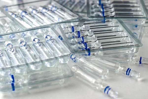 Recipientes Transparentes Plástico Com Ampolas Vidro Ampolas Separadas Sobre Fundo — Fotografia de Stock