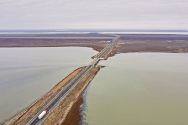 Asfalt yol ve bir göl üzerinde köprü bozkır fotoğrafında dörtgen bir manzaradan. Yüksek kalite fotoğraf