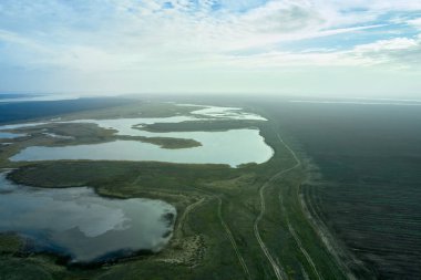 Bozkır düzlüklerinde, tarlaların ortasında bir göl. Yüksek kalite fotoğraf