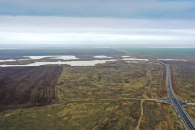 Bozkır düzlüklerinde, tarlaların ortasında bir göl. Yüksek kalite fotoğraf