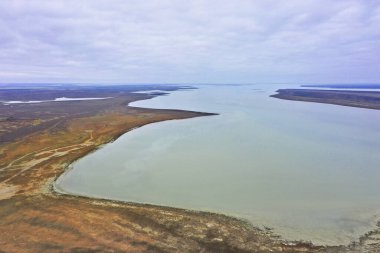 Bozkır düzlüklerinde, tarlaların ortasında bir göl. Yüksek kalite fotoğraf