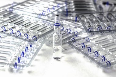 Beyaz zemin üzerinde cam ampulleri ve ayrı ampulleri olan şeffaf plastik kaplar. Yüksek kalite fotoğraf