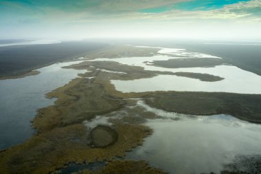Bozkır düzlüklerinde, tarlaların ortasında bir göl. Yüksek kalite fotoğraf