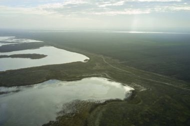 Bozkır düzlüklerinde, tarlaların ortasında bir göl. Yüksek kalite fotoğraf