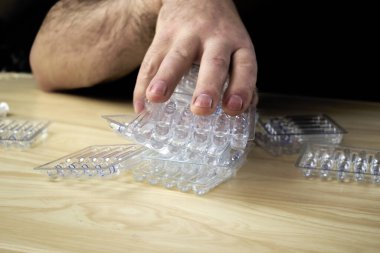 Bir adam masaya ampul ilaç koyar. Yüksek kalite fotoğraf