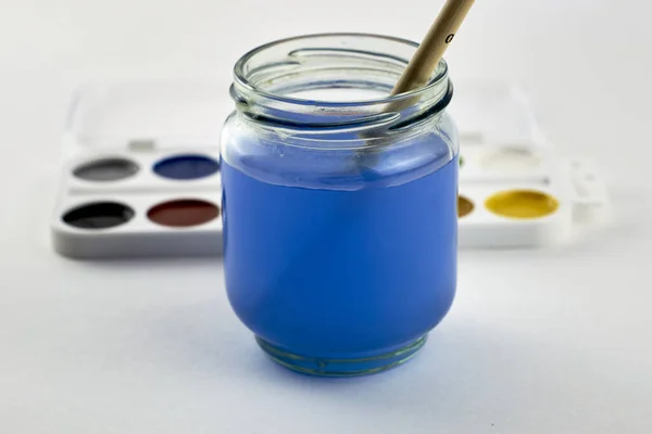 Aquarelverf Een Penseel Een Pot Water Een Witte Achtergrond Hoge — Stockfoto