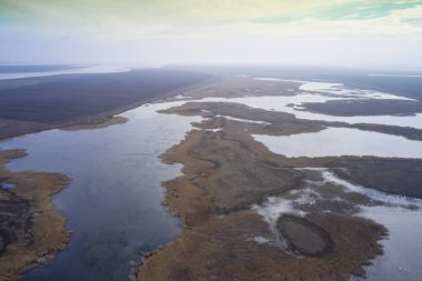 Bozkır düzlüklerinde, tarlaların ortasında.