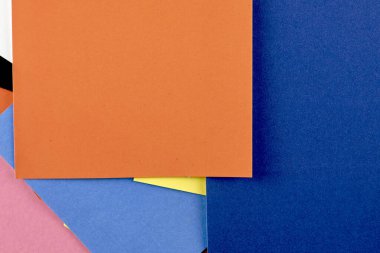 Renkli kağıtlardan yapılmış çok renkli soyut arkaplan