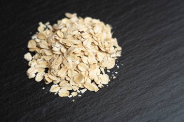 Siyah arkaplanda yulaf ezmesi kopyalama alanı olan, kapat