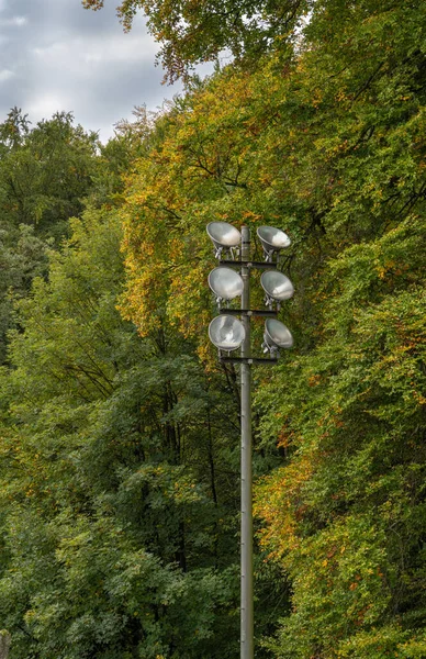 랜드마크를 밝히기 배경에 나무들 — 스톡 사진