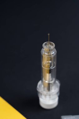 Şırıngaya karşı aşı, siyah arkaplan ve kopyalama alanı 