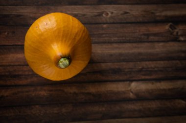 Tahta masada küçük sarı balkabağı