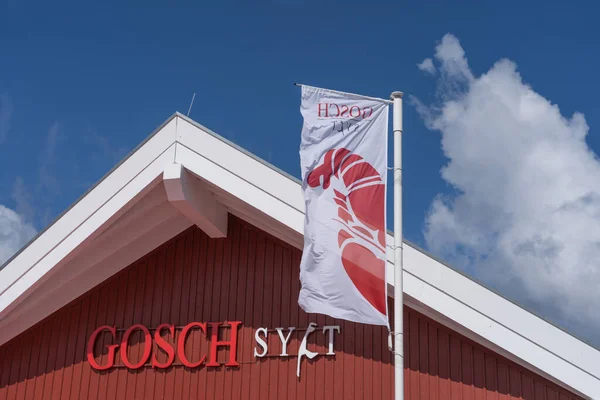Красный Дом Белой Крышей Надпись Gosch Sylt Флаг Логотипом Известного — стоковое фото